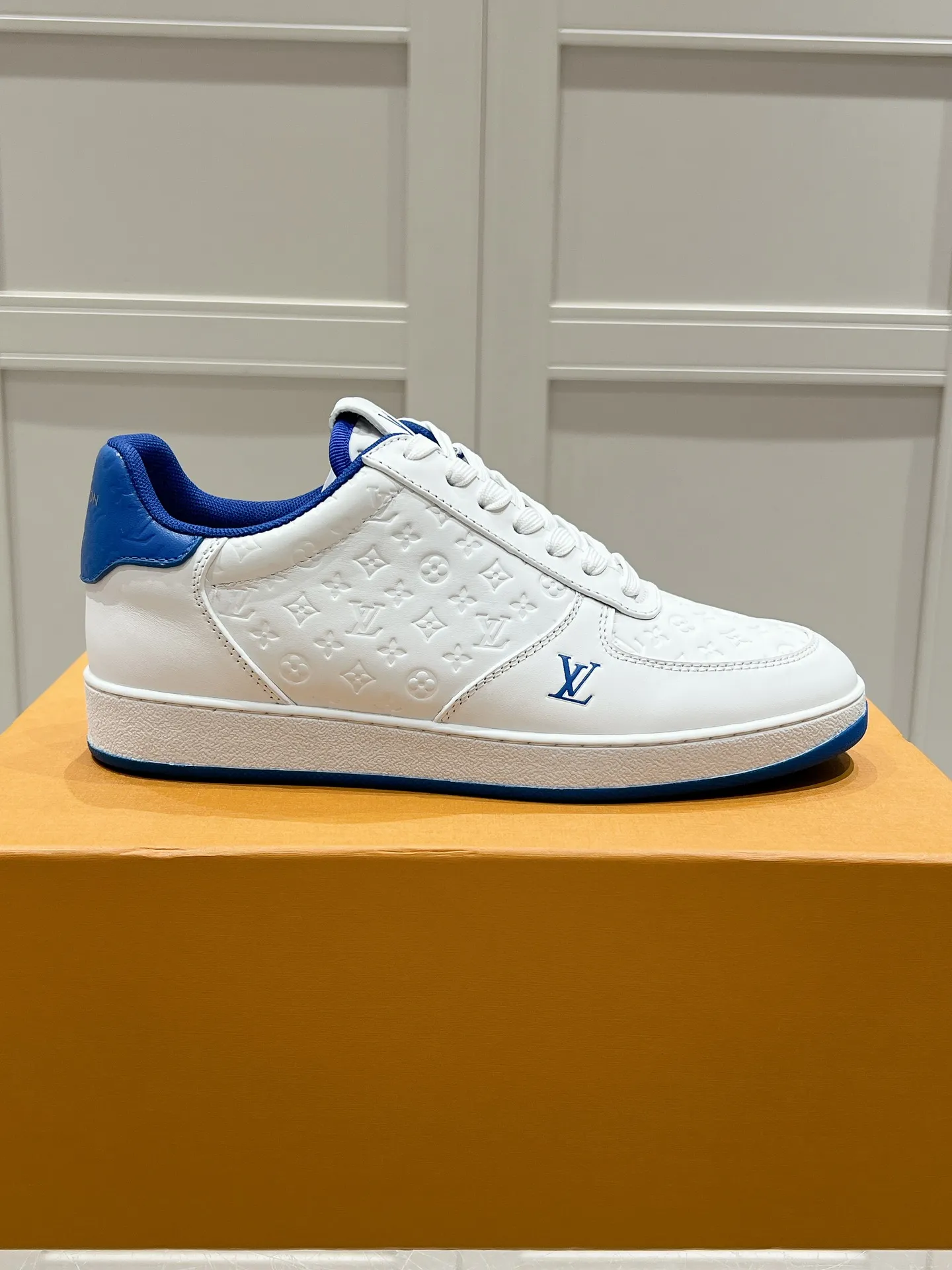 👟👟Ex-factory price 680👟👟 LV new style casual white shoes for men, simple and fashionable, light and comfortable, size: 39-44 (order 45)